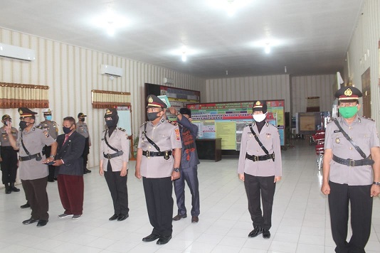 Ket photo : Kapolres Batu Bara AKBP Ikhwan Lubis menyaksikan penandatanganan naskah berita acara sertijab di aula Bhayangkari Polres Batu Bara di Lima Puluh, Rabu 13/5/2020.