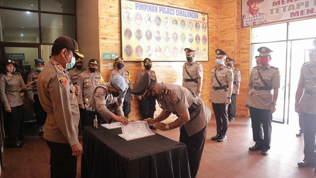 Kapolres Simalungun AKBP Heribertus Ompusunggu memimpin serah terima jabatan (sertijab) dua jabatan Kasat dan dua kapolsek di markas kesatuan di Pamatang Raya, Rabu (13/5)