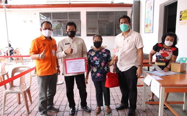 Pemerintah Kota (Pemko) Pematangsiantar melalui Pj Sekretaris Daerah (Sekda) Kusdianto SH melakukan monitoring pembagian BST tahap I di Kantor PT Pos Indonesia, Jalan Sutomo Ujung, Jumat (8/5/2020).