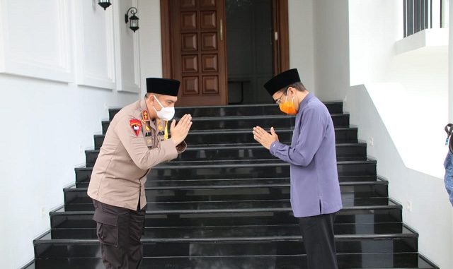 Kapolda NTB bersilaturrahmi dengan Tuan Guru Bajang (TGB) HM. Zainul Majdi di Kediamannya di Jln WR Supratman Mataram., Rabu (27/5/2020)