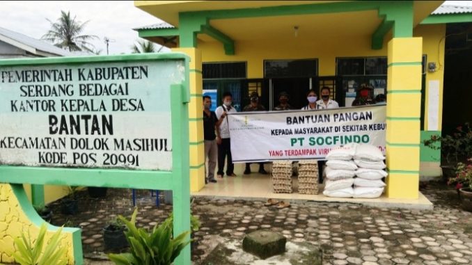 PT Socfindo, Kebun Bangun Bandar Kembali Bagikan Sembako Di Desa Banten, Kamis (21/5/2020) sekitar pukul 08:00WIB.