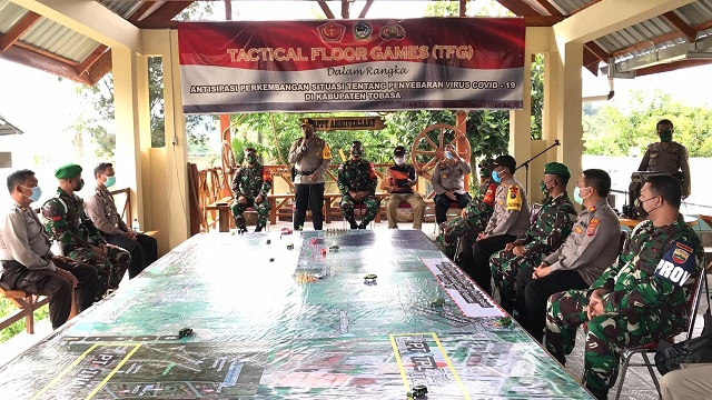 Polres Tobasa melaksanakan simulasi "Tactical Floor Game (TFG)" dalam rangka Simpamkota (Sistem Pengamanan Kota) penanganan Pandemi Covid-19. Jumat (08/05/2020) bertempat di Gajebo Sarja Arya Racana Polres Tobasa sekira pukul 15.00 WIB