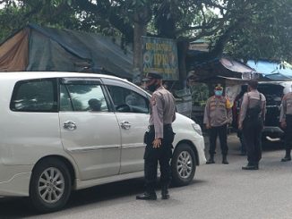 Polres Serdang Bedagai melakukan penyekatan kepada kendaraan yang ingin memasuki objek wisata Pantai Cermin, Pantai Kelang, Pantai Sialang buah