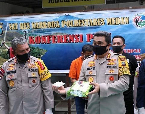 Kapolda Sumut Irjen Pol. Drs. Martuani Sormin M.Si di dampingi Dir Narkoba Polda Sumut, Kabid Humas, Kabid Labfor, Karumkit TK II Medan, Kapolrestabes Medan dan para awak media melaksanakan press release bertempat di Depan Ruang Jenazah Rumkit Bhayangkara TK ll Medan. Selasa (02/06/20) pukul 13.00 Wib