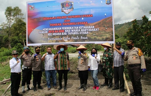 Kapolres Tapanuli Utara (Taput) AKBP Jonner MH Samosir SIK bersama Forkopimda launching pembentukan "Huta na Gogo" di Desa Unte Mungkur Kecamatan Tapanuli Utara Provinsi Sumatera Utara, Sabtu (20/06/2020)