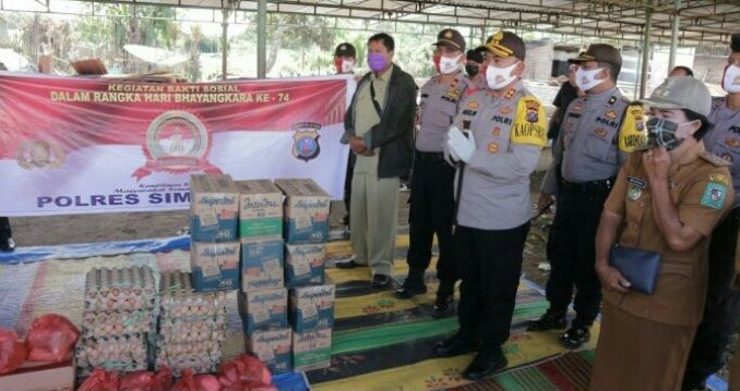 Bantuan Paket Sembako serta dana perbaikan rumah dari Kapolres Simalungun AKBP Agus Waluyo SIK, Jumat (19/06/2020)