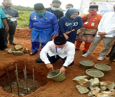 Bupati Batu Bara Ir. H. Zahir, M.AP di Dampingi Kabag Kesra, Adenan Haris Melakukan Peletakan Batu Pertama Dalam Rangka Pembangunan Mesjid Husnul Khotimah yang berada di Desa Kampung Lalang Kecamatan Tanjung Tiram, Kabupaten Batu Bara, pada Jumat 5/6/2020 Jam 09.00 wib pag