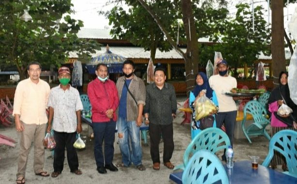 Budi Irawan pedagang Asongan di wilayah objek wisata pantai Bali lestari Kecamatan Pantai Cermin merasa Semangat dan senang sekali karena dagangannya di borong Bapak Wakil Bupati Sergai H. Darma Wijaya( Wiwik) Jum'at Siang 26/6/2020