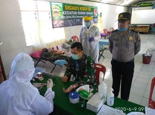 ket foro : Dandim 0205/TK Letkol Inf Taufik Rizal  mengatakan Dandim 0205 /TK Letkol Inf Taufik Rizal SE sedang di oeriksa untuk menjadi pendonor darah pertama. foto terkelinbukit