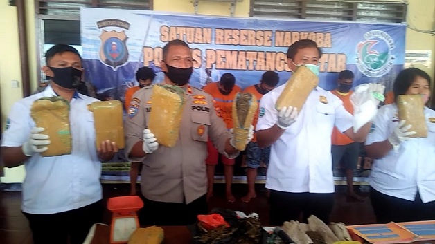 KAPOLRES Pematang Siantar AKBP Budi Pardamean Saragih SIK melalui Wakapolres KOMPOL Dolok Panjaitan SH pimpin Press Realease pengungkapan 7 tersangka jaringan narkotika di Mapolres Pematang Siantar, Kamis (25/06/2020) sekira pukul 11.00 WIB