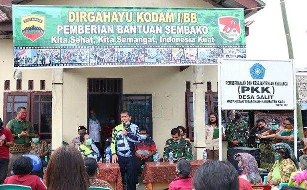 Bupati Karo Terkelin Brahmana, SH bersama dengan Ketua DPRD Karo Iriani Tarigan menghadiri acara penyerahan bantuan sembako dalam rangka HUT Kodam I/BB ke 70