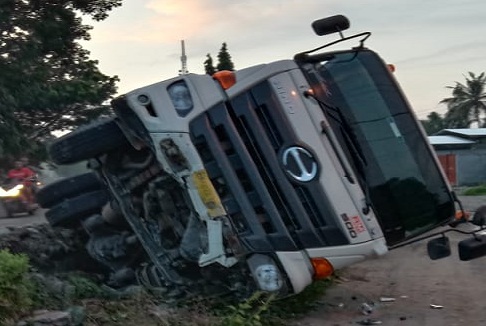 Fuso HINO Nomor Polisi BK 8221EL yang dikemudikan oleh Galang Sihombing (60) warga Keluharan Tanjung Mulia Hiling, Kec. Medan Deli, Kodya Medan, Oleng menabrak pembatas jalan