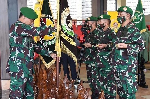 Kepala Staf Angkatan Darat (Kasad) Jenderal TNI Andika Perkasa memimpin Serah Terima Jabatan (Sertijab) sembilan jabatan Pangkotama dan Kabalakpus TNI AD, sekaligus menerima laporan korps kenaikan pangkat 56 orang Perwira Tinggi (Pati) TNI AD, Kamis (25/6/2020).