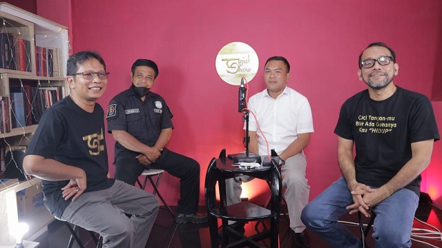 KASAT Res Narkoba Polres Simalungun AKP Adi Haryono SH didampingi Kasubbag Humas AKP Lukman Hakim Sembiring menggelar Dialog Publik Bahaya Narkoba bersama Dokter Spesialis Radiologi dari RS Vita Insani dr. Jonas Ardianta Sp.Rad di Studio Tajuk Show jalan Merdeka kota pematang Siantar, Sabtu (13/6/2020) sekira pukul 10.00 WIB