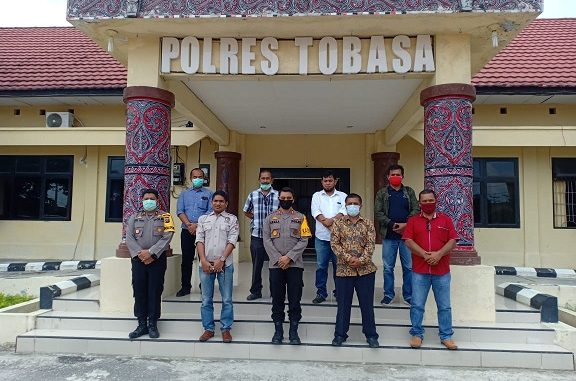 Komisi Pemilihan Umum (KPU) Kabupaten Tobasa, menggelar audiensi dengan Kepala Kepolisian Resor (Kapolres) Tobasa, AKBP Akala Fikta Jaya, S.IK, Jumat (12/06/2020) sekira pukul 11.45 Wib bertempat di Ruang Kerja Kapolres Tobasa