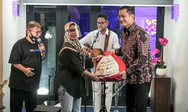 851 paket Sembako Bantuan Presiden kepada para pekerja seni Indonesia yang terdampak pandemi Covid-19 melalui Yayasan Hati Indonesia – yang dikelola Andre Hehanusa.