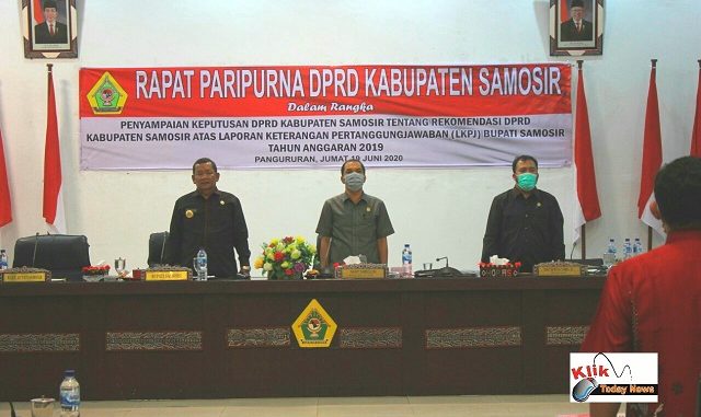 Rapat Paripurna Gedung DPRD Kabupaten Samosir, Jumat (19/6).