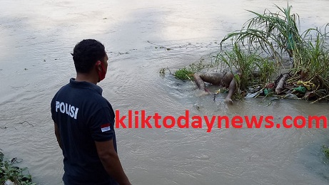 Sesosok mayat pria di taksir berusia 48 tahun ditemukan warga tersangkut di tepi aliran sungai Bah Bolon dekat Blok IX C Afdeling III PTPN IV