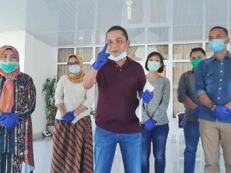 Bupati Tapanuli Tengah dalam Konfrensi Persnya di Rumah Dinas Bupati Tapanuli Tengah, Jl. M. H. Sitorus No. 4 Sibolga, Minggu (28/06/2020).