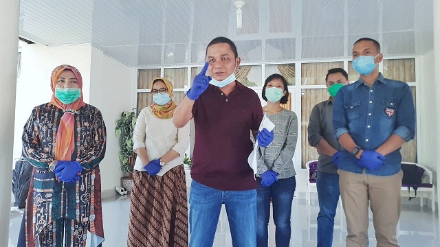 Bupati Tapanuli Tengah dalam Konfrensi Persnya di Rumah Dinas Bupati Tapanuli Tengah, Jl. M. H. Sitorus No. 4 Sibolga, Minggu (28/06/2020).