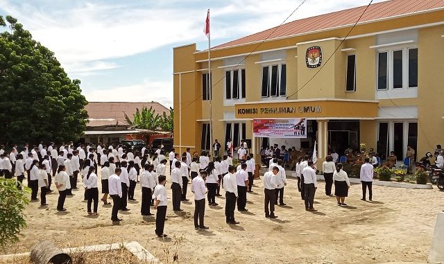 Komisi Pemilihan Umum (KPU) Kabupaten Tobasa menggelar pelantikan Panitia Pemungutan Suara (PPS) di bagi 2 (dua) gelombang, Senin (15/06/2020) sekira pukul 09.00 Wib dan pukul 14.00 Wib di kantor KPU Kabupaten Toba (Soposurung)