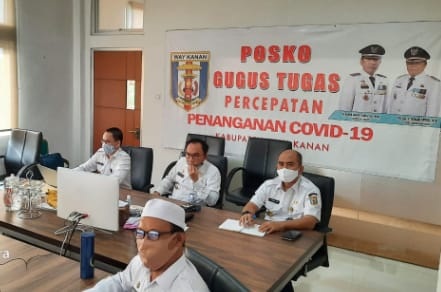 Bupati Way Kanan, mengikuti rapat koordinasi melalui zoom meeting dengan Kementerian Dalam Negeri (Kemendagri). Rabu 25/06/2020.