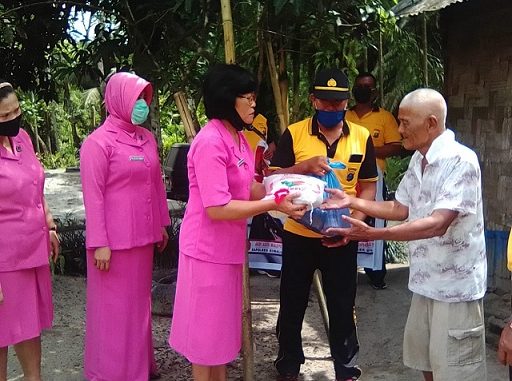 Kapolsek Silau Kahean IPTU Jahoras Sinaga SH didampingi Ketua Ranting Bhayangkari Silau Kahean Ny Manna Purba JH Sinaga, Rabu (24/06/2020) sekira pukul 09.00 WIB.