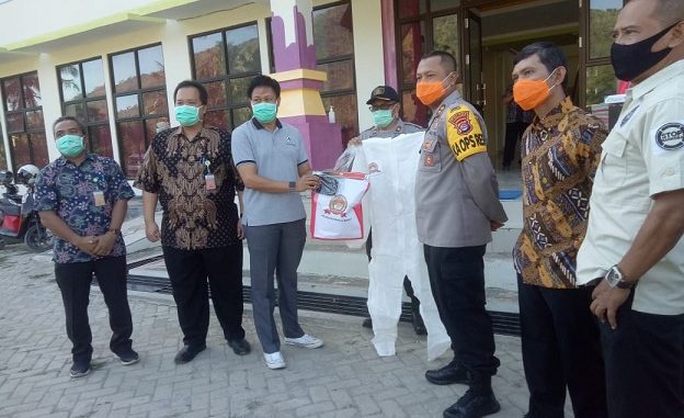 Dalam rangka Hari Bhayangkara ke 74, Polres Sumbawa Barat melakukan bakti sosial membagikan bantuan sembako dari Polda NTB dan masker kepada pondok pesantren (Ponpes).