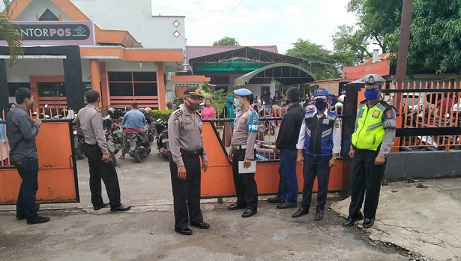 Polres Tebing Tinggi lakukan pengecekan penyaluran Bantuan Sosial Tunai (BST) di Kantor Pos Tebing Tinggi. (Kamis, 11/6/2020)