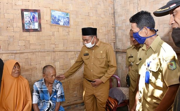 Wakil Bupati Serdang Bedagai H. Darma Wijaya SE. Turun langsung dan memberikan bantuan kepada tiga Warga Korban Puting Beliung di Desa Pulau Gambar Kecamatan Serba Jadi, Kabupaten Serdang Bedagai Senin (15/6/2020).