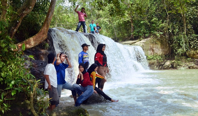 Sejak tahun 1990 hingga kini Curup Way Kawat Kampung Gunung Sangkaran, Kecamatan Blambangan Umpu luput dari perhatian Pemerintah Kabupaten Way Kanan.