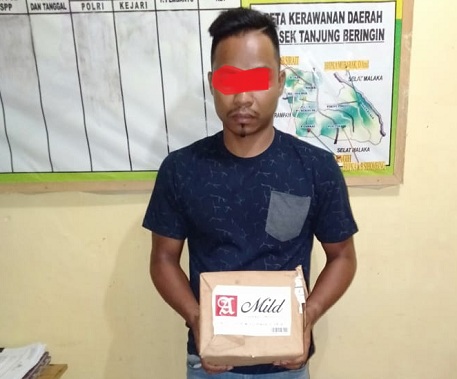 Yudi Handoko ( 27) kepergok saat membawa 1 Tin rokok merk Sampoerna A Mild ukuran 16 batang perbungkus