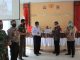 Bupati Samosir, selaku Ketua Gugus Percepatan Penanganan COVID-19 Kabupaten Samosir, Rapidin Simbolon menerima piagam penghargaan dari Gubernur Sumatera Utara di Aula Kantor Bupati, Kamis (18/6/2020).