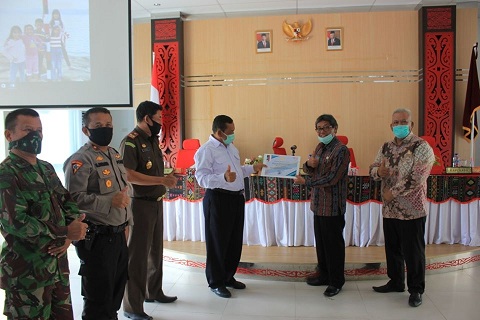 Bupati Samosir, selaku Ketua Gugus Percepatan Penanganan COVID-19 Kabupaten Samosir, Rapidin Simbolon menerima piagam penghargaan dari Gubernur Sumatera Utara di Aula Kantor Bupati, Kamis (18/6/2020).