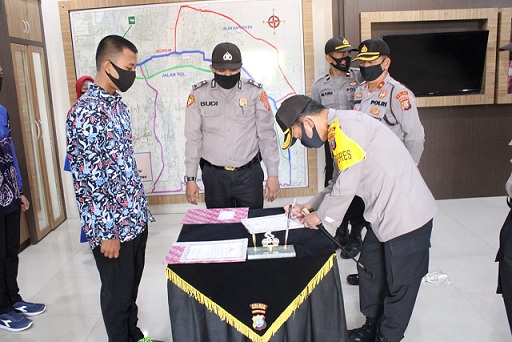 Polres Serdang Bedagai melakukan penandatangan Pakta Intregritas di Ruang Trafict manegement Center (TMC) Polres Serdang Bedagai, Kamis (2/7/2020).