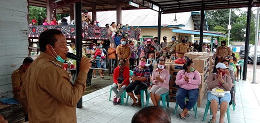 Bupati Samosir Rapidin Simbolon menyalurkan bantuan sosial berjumlah 996 paket natura dari Kemenparekraf bagi para pelaku usaha wisata di Samosir pada Selasa 07 juli 2020.