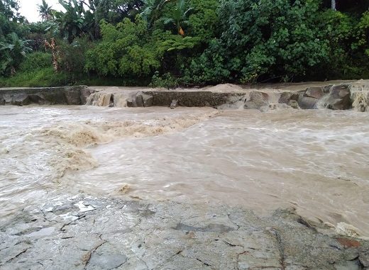 Satu Unit Truck Pengangkut Pasir Hanyut di aliran SUngai Bahbolon