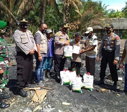 Komunitas Sedekah Jumat (KSJ) di Bawah Binaan Kapolres AKBP Ikhwan Lubis SH MH Membantu Korban Kebakaran Keluarga Pasutri, Muktamar (67) dan Hajiba (54)