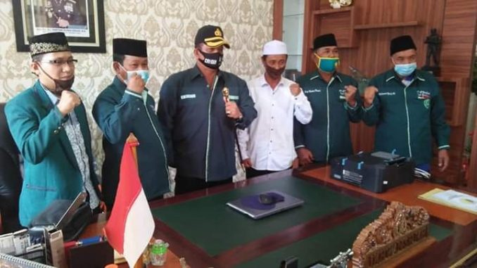 Pengangkatan dan penyematan baju kebesaran AL Jamiathul Washliyah ini dilakukan pada saat acara kunjungan Silaturahmi AL Jamiyathul Wasliyah di ruang kerja Kapolres Batu Bara, Senin (13/07/2020).