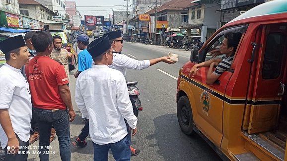 Tim relawan dari Bakal Calon (Balon) Bupati dan Wakil Bupati Serdang Bedagai (Sergai) H. Darma Wijaya dan H. Adlin Tambunan kembali bagi-bagikan nasi bungkus gratis kepada masyarakat dan para abang becak Jum'at 3/7/2020 sekira Pukul 13.30.Wib.