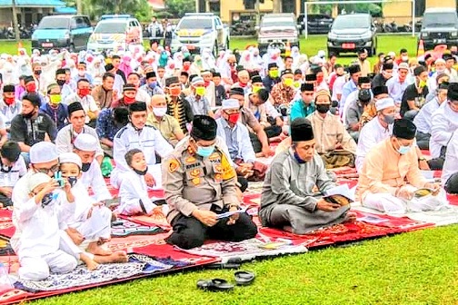 Bupati Batu Bara Ir. H. Zahir, M.Ap bersama Kapolres Batu Bara AKBP H. Ikhwan Lubis, SH MH dan Ketua DPRD Batu Bara M Safi'i serta Jamaah lainnya Melaksanakan Shalat Idul Adha di Lapangan Bola Kaki Lima Puluh, Batu Bara, Dengan Tetap Mengikuti Protokol Kesehatan pada Masa Pandemi Covid-19. Jumat, (31/7/2020).