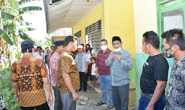 Wakil Bupati Serdang Bedagai (Wabup Sergai) H Darma Wijaya, SE serahkan Kartu Tani kepada 70 orang Petani Desa Pematang Terang Kecamatan Tanjung Beringin, Kamis (30/07/2020) pukul 14:30 WIB.