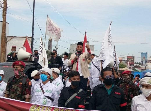 Massa yang Terdiri dari berbagai Organisasi Massa Islam, Pemuda dan Santri Gelar Unjuk Rasa (Unras) di Simpang Kuala Tanjung, Kecamatan Sei Suka, Kabupaten Batu Bara, Sumatera Utara, Ahad (05/07/2020)