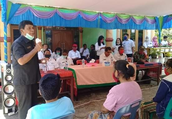 Kepala dinas Perpustakaan dan Arsip Daerah Sumatera Utara Helen Purba bersama Wakil Bupati Samosir Juang Sinaga, Sekretaris Daerah Jabiat Sagala, dan TNI/POLRI di Kecamatan Sitio-tio pada Rabu 15 juli 2020.