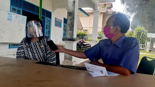 ket foto:Kadis Kesehatan Karo drg Irna Sabrina Sembiring Meliala yang dikonfirmasi wartawan di posko Gugus Tugas Percepatan Penangangan Covid-19 Kabupaten Karo .foto terkelinbukit