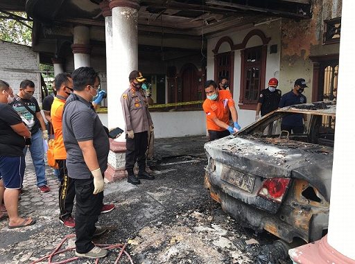 Kapolres Bersama Tim Labfor Dan Subdit 4 Jatanras Poldasu Lakukan Olah TKP Kebakaran Rumah Tokoh Pemekaran Sergai.