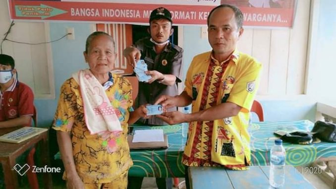 penyerahan KTP-El (Kartu Tanda Penduduk - Elektronik) oleh Pemerintah Kecamatan untuk Desa Hilifalawu Kecamatan Huruna, Kabupaten Nias Selatan bertempat di Kantor Kepala Desa Hilifalawu. Sabtu (18/07/2020).