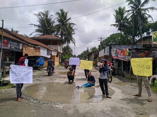 sekelompok warga yang tergabung dalam aksi kekuarga mahasiswa dan pemuda Perlanaan, Kecamatan Bandar, Kabupaten Simalungun, Sumatera Utara.
