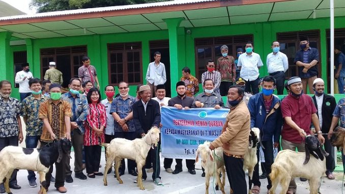 Hewan qurban berupa 7 ekor kambing diserahkan melalui tujuh pengurus mesjid yang ada di Samosir. Penyerahan dilaksanakan di Masjid Nurul Iman Desa Hariara Pohan Kecamatan Harian, 30/07.