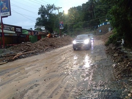Jalanan licin 2 kilometer sebelum memasuki gerbang kota Parapat Sabtu (11/07/2020) sekira pukul 19.30 WIB